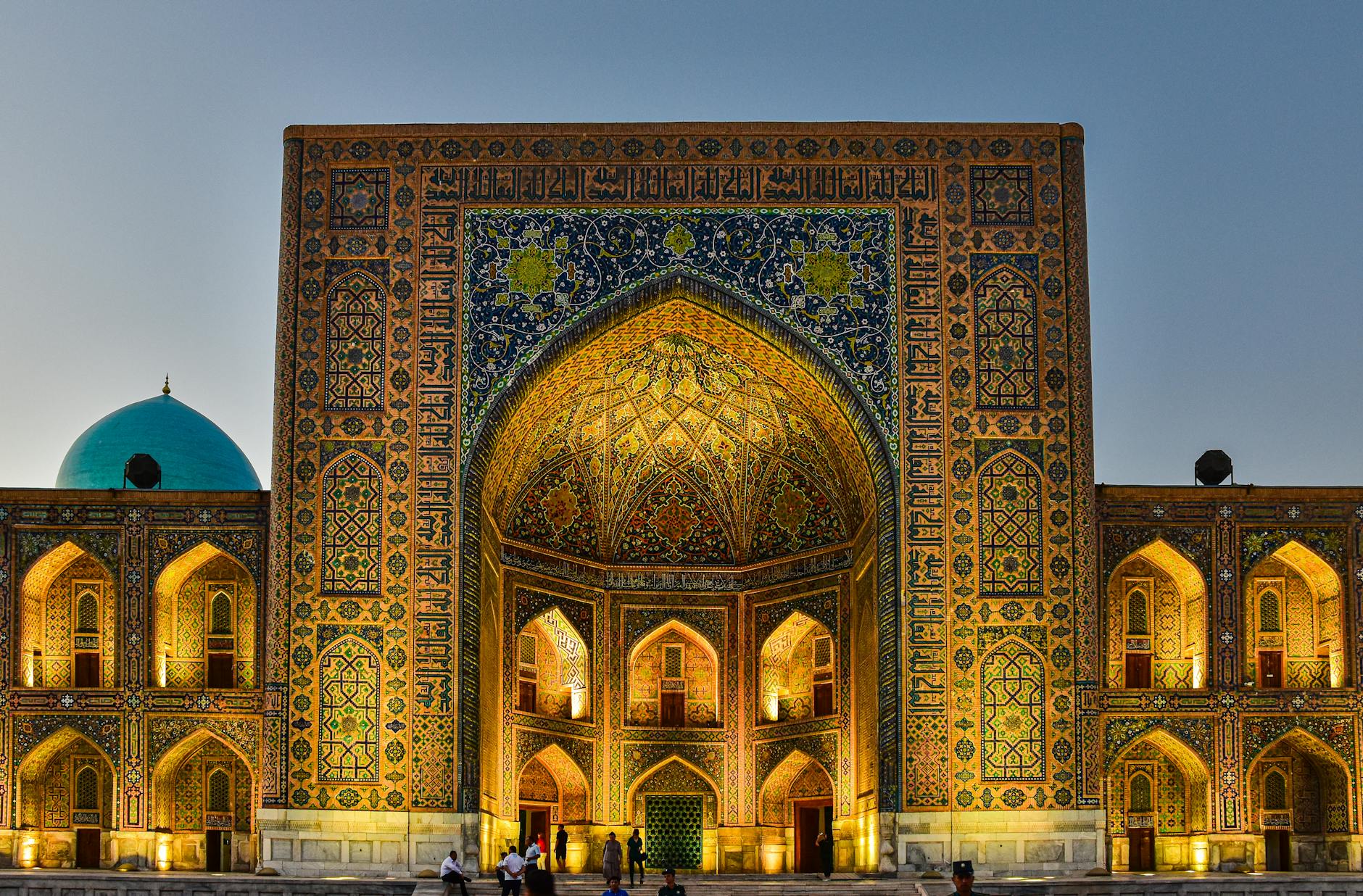 Uzbekistan Filmowanie i fotografia z drona w Uzbekistanie – kompleksowy przewodnik zdronami filmy w 8k i 12k.