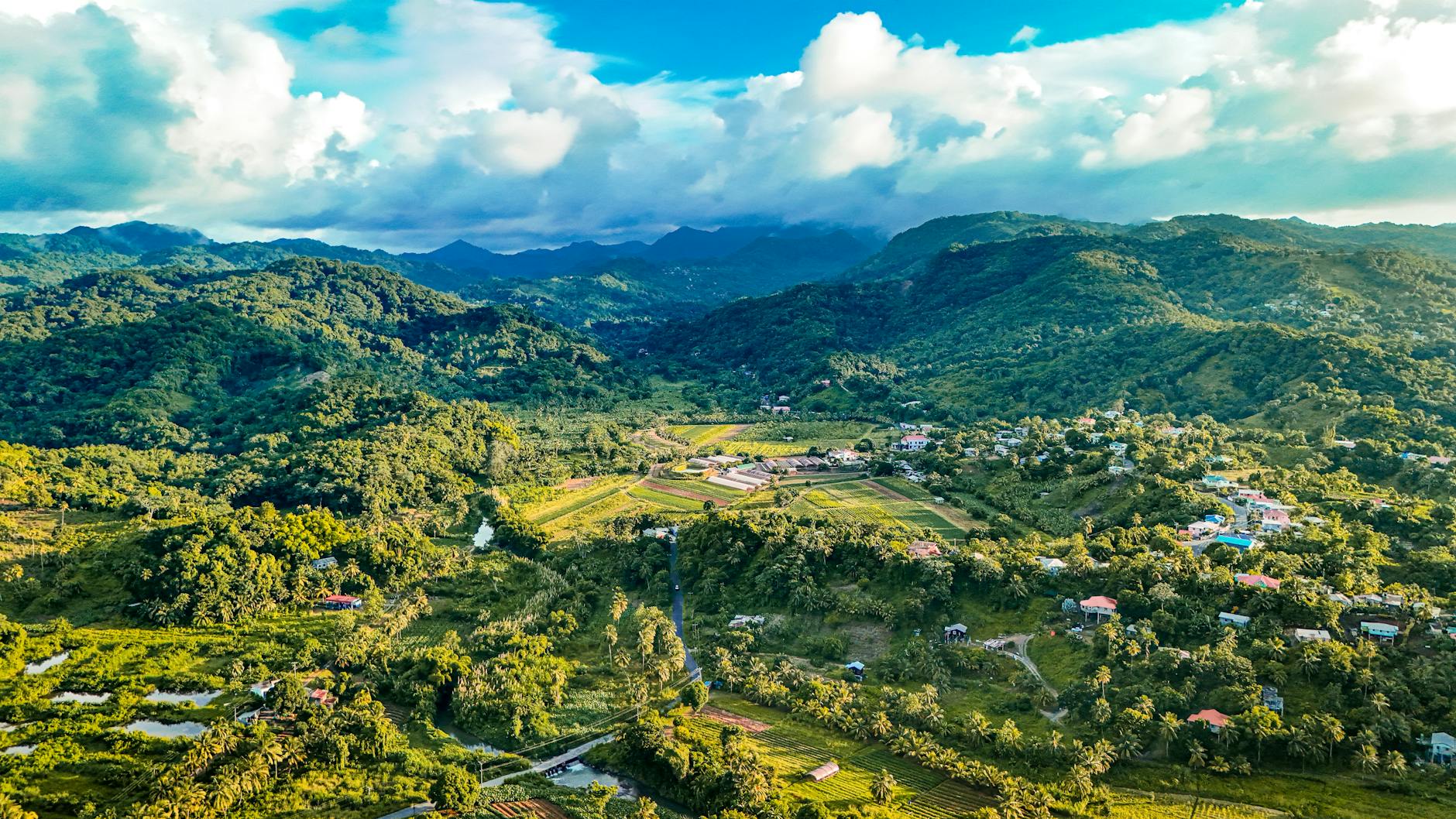 Saint Lucia - Filmowanie i fotografia z drona na Saint Lucias – Twoja profesjonalna usługa w rajskim otoczeniu tanio.