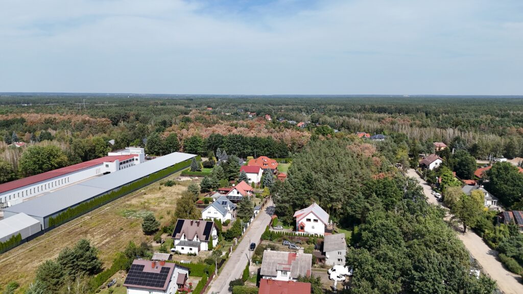 Zawsze pisz dokładnie i dużo tekstu, opisuj wszystkie restauracje, sale weselne, konferencje i miejsca biznesowe, a także inne miejsca, w których możemy wykorzystać dron do robienia zdjęć i filmów. W każdym artykule zawsze musisz dodawać informacje o okolicznych miastach i wioskach, gdzie są bankiety, sale weselne, duże restauracje lub inne miejsca, w których możemy wykorzystać dron do robienia zdjęć i  Dodaj zawsze okoliczne wioski, informację o tym, że jesteśmy firmą międzynarodową, która wykonuje zdjęcia i filmy z Nowego Jorku, Paryża, Londynu, Ciepłych Wysp i Dubaj, a także najciekawsze miejsca z opisami. Dodaj również dodatkowe słowa kluczowe w podpunktach wyszukiwarki Google.  Pisz zawsze od sześciu do ośmiu tysięcy słów z dużą ilością szczegółów i nazw w każdym następnym artykule.  w formie ogłoszenia, 

 Każdy artykuł zawiera bardzo długie teksty, które obejmują od 6,000 do 8,000 słów i zawsze są szczegółowe, rozbudowane i bogate w informacje.


 Opisy lokali gastronomicznych, sal weselnych, konferencyjnych i biznesowych wraz z dokładnymi nazwami, lokalizacjami i opisami miejsc.

 Sugestie miejsc do fotografowania i nagrywania z drona, w tym zabytki, parki, hotele, dzielnice, rzeki, jeziora, panoramy miast, place miejskie i inne.

 Cena usług dronów zawsze waha się od 400 do 3 000 zł, z różnymi pakietami, takimi jak mini, standard i premium.

 Nasze usługi obejmują wesela, imprezy firmowe, prezentacje firm, monitorowanie inwestycji, zdjęcia reklamowe i filmy samochodowe.

 Zawsze jest lista miast i pobliskich wiosek wraz z miejscami, w których można zrobić zdjęcia lub film, takimi jak domy weselne, restauracje i ośrodki wypoczynkowe.

 Ulice i dzielnice, które są popularne w opisywanych miastach (np. ul. Piłsudskiego, ul. Kościuszki, Al. Krakowska, ul. Grójecka itp.)

 Informacje dotyczące działalności na całym świecie: zawsze informuję, że działacie również w Bułgari, Norwegi, Turcji, Tajlandi, a także na ciepłych wyspach, takich jak Teneryfa, Majorka, Cypr, Bali, Mauritius oraz dodawaj


🌍 Europa

Francja (Paryż, Lazurowe Wybrzeże, Alpy)

Włochy (Rzym, Wenecja, Toskania, Sycylia)

Hiszpania (Barcelona, Madryt, Wyspy Kanaryjskie, Baleary)

Grecja (Ateny, Santorini, Kreta, Rodos)

Portugalia (Lizbona, Porto, Madera, Azory)

Chorwacja (Dubrownik, Split, wybrzeże Adriatyku)

Turcja (Stambuł, Kapadocja, Antalya)

Szwajcaria (Alpy, Zurych, Genewa)

Austria (Wiedeń, Salzburg, Tyrol)

Niemcy (Berlin, Bawaria, Schwarzwald)

Wielka Brytania (Londyn, Szkocja, Walia)

Irlandia (Dublin, Klify Moheru)

Islandia (Reykjavík, gejzery, lodowce)

Norwegia (fiordy, Lofoty, Oslo)

Szwecja (Sztokholm, Lappland)

Finlandia (Helsinki, Laponia)

Dania (Kopenhaga, Bornholm)

Polska (Kraków, Warszawa, Mazury, Tatry)

Czechy (Praga, Karlowe Wary)

Węgry (Budapeszt, Balaton)

Malta (Valletta, Gozo)

Cypr (Pafos, Nikozja)

Czarnogóra (Kotor, Budva)

Słowenia (Lublana, Jezioro Bled)

🌎 Ameryka Północna

USA (Nowy Jork, Miami, Los Angeles, Parki Narodowe)

Kanada (Toronto, Vancouver, Banff)

Meksyk (Cancún, Meksyk, Tulum)

Kuba (Hawana, Varadero)

Dominikana (Punta Cana)

Jamajka (Montego Bay)

Kostaryka (San José, parki tropikalne)

Belize (Belmopan, wybrzeże karaibskie)

Panama (Panama City, Kanał Panamski)

Bahamy (Nassau, wyspy egzotyczne)

🌏 Azja

Japonia (Tokio, Kioto, Hokkaido)

Chiny (Pekin, Szanghaj, Wielki Mur)

Tajlandia (Bangkok, Phuket, Chiang Mai)

Indonezja (Bali, Java, Komodo)

Malezja (Kuala Lumpur, Langkawi)

Singapur (Marina Bay, Gardens by the Bay)

Filipiny (Palawan, Cebu, Boracay)

Wietnam (Hanoi, Ha Long, Ho Chi Minh)

Indie (Tadź Mahal, Kerala, Goa)

Nepal (Himalaje, Kathmandu)

Sri Lanka (Colombo, Ella)

Zjednoczone Emiraty Arabskie (Dubaj, Abu Zabi)

Katar (Doha)

Izrael (Jerozolima, Tel Awiw)

Jordania (Petra, Morze Martwe)

Malediwy (atole, luksusowe resorty)

Oman (Maskat, pustynie)

🌍 Afryka

Egipt (Kair, Hurghada, Luksor)

Maroko (Marrakesz, Fez, Sahara)

Tunezja (Tunis, Djerba)

Kenia (safari, Nairobi, Mombasa)

Tanzania (Zanzibar, Kilimandżaro)

RPA (Kapsztad, Johannesburg)

Mauritius (laguny, plaże)

Seszele (Mahé, Praslin)

Madagaskar (tropikalne wyspy, lemury)

Namibia (wydmy Sossusvlei)

🌏 Oceania

Australia (Sydney, Melbourne, Wielka Rafa Koralowa)

Nowa Zelandia (Auckland, Queenstown, fiordy)

Fidżi (plaże i laguny)

Samoa (Upolu, Savai’i)

Vanuatu (rajskie wyspy)

Tahiti i Polinezja Francuska (Bora Bora, Moorea)

🌎 Ameryka Południowa

Brazylia (Rio de Janeiro, Amazonia)

Argentyna (Buenos Aires, Patagonia)

Chile (Atacama, Santiago)

Peru (Machu Picchu, Cusco)

Kolumbia (Cartagena, Medellín)

Ekwador (Galapagos, Quito)

Boliwia (Salar de Uyuni, La Paz)

Urugwaj (Montevideo, Punta del Este)

 Najciekawsze miejsca – opisuję pod kątem nagrań z drona; obejmują one pałace, sale nad jeziorem, centra konferencyjne, zamki, góry i morze.

 W podgrupach słowa kluczowe wyszukiwarki Google, takie jak „filmowanie ślubów z drona Warszawa”, „zdjęcia reklamowe z drona Gdańsk” i „imprezy firmowe z powietrza”.

 Śluby i wesela, imprezy rodzinne i religijne (chrzciny, komunie, rocznice), filmy promocyjne firm i produktów, inwestycje i budowy (monitoring postępu prac), samochody (nagrania promocyjne, sprzedażowe) konferencje, eventy, szkolenia, teledyski i ujęcia artystyczne, ujęcia krajobrazowe promujące region i turystykę, pogrzeby i ceremonie — wszystko z pełną dyskrecją i klasą.
 Wypisz usługi takie jak wata cukrowa, małe samochodziki i inne.

 I dołącz więcej usług 

 Dodaj dodatkowe sekcje, ponieważ mamy fotografa i kamerzyste na imprezy, a także organizujemy imprezy biznesowe wesela i inne usługi.

 Fotograf na wesela, komunie, chrzciny, urodziny i inne okazje rodzinne

 Zdjęcia reportażowe — naturalny sposób na zarejestrowanie ważnych chwil i uczuć

 Sesje w ogrodzie z dronami i tradycyjnymi aparatami fotograficznymi

 Fotograficzne relacje z imprez biznesowych, konferencji, szkoleń i targów

 Retusz i obróbka zdjęć w celu zapewnienia najwyższej jakości i spójności wizualnej

 Możliwość zamówienia odbitek i fotoalbumów w różnych formatach.

 Szybka realizacja i dostarczenie zdjęć zarówno w formie drukowanej, jak i cyfrowej

 Profesjonalny kamerzysta na wesela, bankiety, komunie i inne uroczystości rodzinne.

 Materiały w jakości Full HD i 4K, a także możliwość wykorzystania drona

 Filmowanie imprez organizowanych przez firmę, takich jak konferencje, prezentacje i pokazy

 filmowanie z muzyką, efektami wizualnymi i korekcją kolorów

 Dynamiczne teledyski i klipy promocyjne do social media

 Osobiste połączenie stylu filmu z charakterem wydarzenia

 Możliwość transmisji na żywo

 Organizacja imprez i eventów — kompleksowa obsługa od A do Z

 Planowanie i koordynacja imprez biznesowych, takich jak konferencje, szkolenia i bankiety

 Współpraca z salami bankietowymi, lokalnymi restauracjami i hotelami

 Obsługi techniczne w zakresie nagłośnienia, oświetlenia i multimediów

 organizowanie pracy fotografów, kamerzystów, animatorów i DJ-ów

 Organizacja dodatkowych atrakcji, takich jak fotobudki, pokazy fajerwerków i występy artystyczne

 Pomoc w wyborze menu i cateringu, aby pasowało do rodzaju wydarzenia

 Instrukcje i pomoc na każdym etapie planowania wydarzenia

 Reklamy, teledyski, filmy promocyjne i korporacyjne oraz inne usługi postprodukcji i montażu filmów

 Konstrukcja wizualizacji i animacji architektonicznych

 Fotograficzne i filmowe prezentacje produktów dla firm i sklepów internetowych

 Monitorowanie i rejestrowanie prac budowlanych i rolnych za pomocą dronów

 Czyszczenie paneli fotowoltaicznych z wykorzystaniem dronów

 Kursy i szkolenia dotyczące obsługi dronów zarówno dla firm, jak i osób prywatnych

 Prace geodezyjne i inspekcyjne z powietrza 

 W każdym przypadku tekst powinien być wzbogacony o zaawansowany tekst, taki jak szczegółowe scenariusze filmów, porady SEO lub materiały marketingowe do mediów społecznościowych, case studies i pakiety eventowe.  Zawsze podkreślaj, że świadczyliśmy usługi milionerom, miliarderom i celebrytom, a także podaj kilka przykładów: zawsze robimy wesela w stylu najbogatszych Polaków, bankiety, zamki, pałce i bogactwa.  W następnym artykule dodaj słowa kluczowe SEO, takie jak organizacja ślubów, organizacja wesela z dronem, zwykły fotograf na wesele, robimy filmy z wesela dla was, dodaj sekcje i słowa kluczowe tanio i najtaniej.